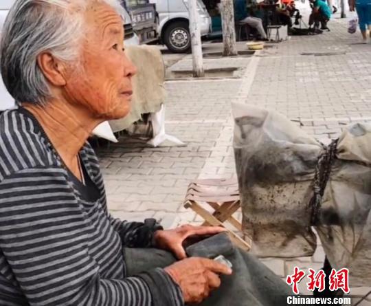 图为耄耋老人侯桂香。 陈峰 摄