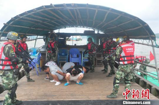 图为模拟海上追击暴恐分子演练现场 钟欣 摄 图为模拟海上追击暴恐分子演练现场 钟欣 摄