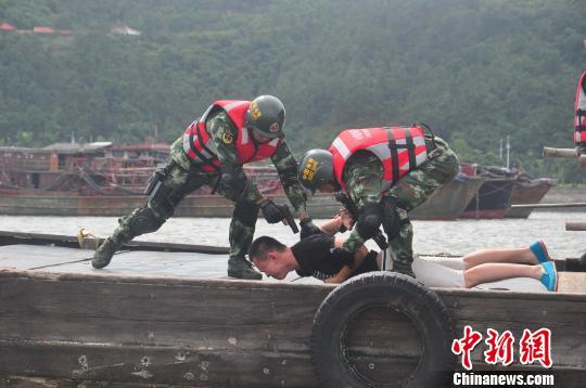 图为模拟海上追击暴恐分子演练现场 钟欣 摄