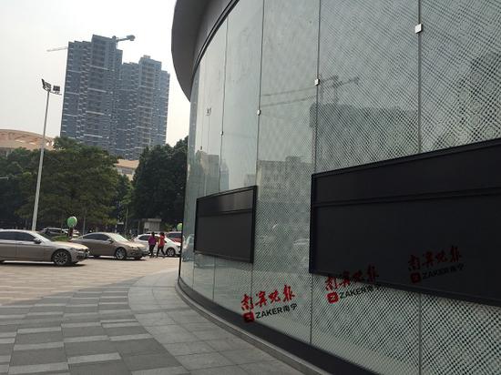 商场外的大型橱窗 LV 宣传画已经撤了。