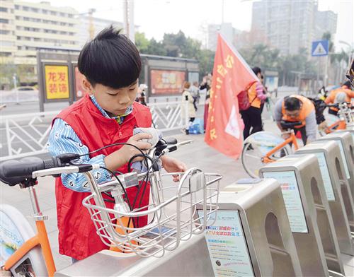 一名学生志愿者在一丝不苟地做清洁