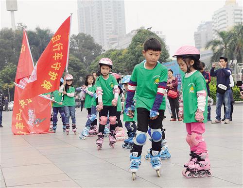 孩子们进行滑轮快闪表演
