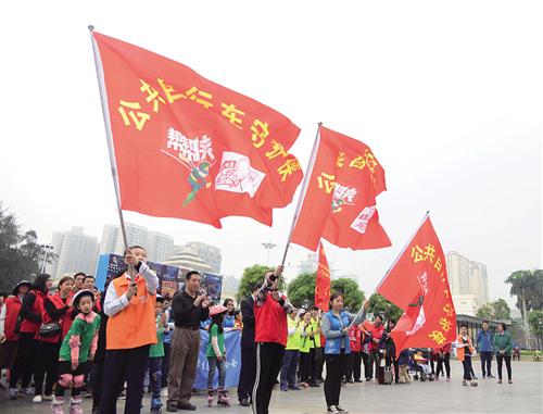 启动仪式上,志愿者接过志愿服务旗帜,开启今年的志愿服务活动