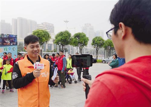 记者在视频直播“公共自行车守护侠”志愿服务活动