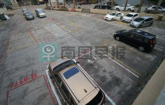 ▲小区休闲广场上划了许多停车位。南国早报记者 何定坚摄