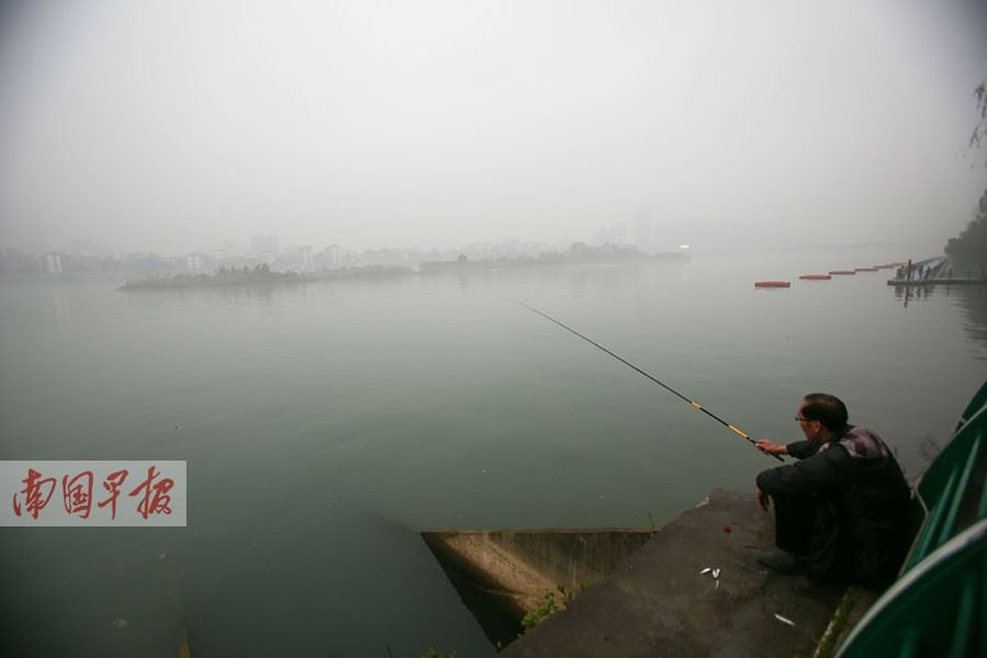 3月中旬一个烟雨朦胧的下午,柳州一市民对着江中若隐若现的萝卜洲垂钓。由于萝卜洲已被划为保护区,普通民众不能随意上岛。