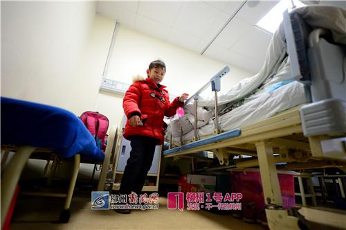妈妈出去办事了,小姿婷则独自一人玩起弹弹球的游戏