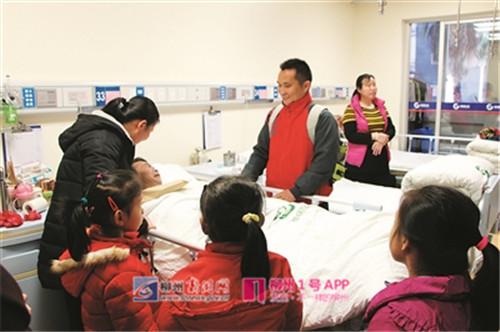 小姿婷的同学和老师一起到医院来看望她的爸爸