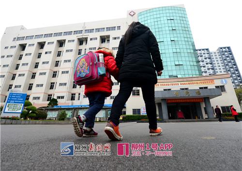 碰上春游活动,中午妈妈就把小姿婷接回医院,平时妈妈常常晚上九点才去接她