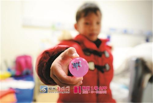 这个弹弹球是老师奖励的,这也是小姿婷唯一的玩具