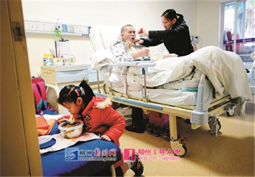 小姿婷一边吃饭,一边跟妈妈撒娇说能不能提前过生日,因为过生日就有蛋糕吃了