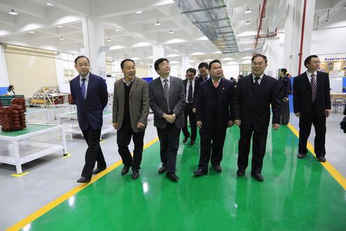 嘉宾参观柳工-柳职院全球客户体验中心