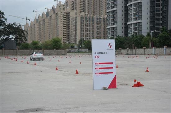 综合试驾项目包括直线加速,8字弯道,S型绕柱等,嘉宾可以通过综合试驾项目了解BX5的动力性能、车身稳定性和制动表现。