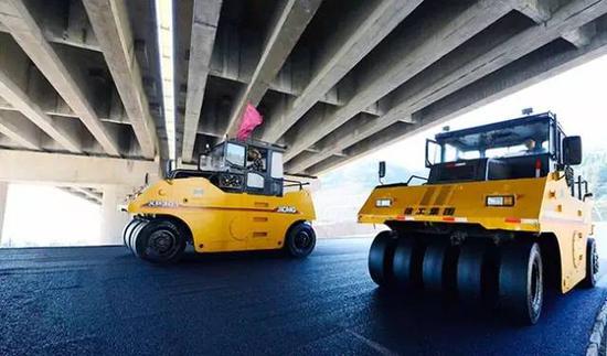 而桂三高速三江段路基建设已全部完工,现已进入路面沥青摊铺及配套设施推进阶段。