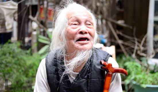 柳州有个132岁老神仙 住岩洞,床头有条扁头风相伴.
