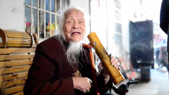 柳州有个132岁老神仙 住岩洞,床头有条扁头风相伴.