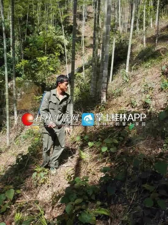 村民正在喷洒灭蝗的药水。