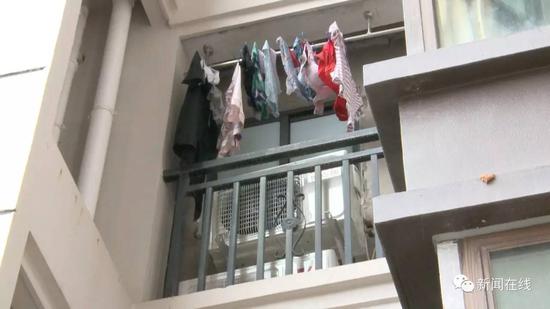 "砰"的一声 南宁女业主家阳台惊现个只穿内裤男子(图)