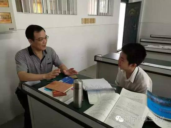 老师正在指导参加比赛的方建勋。