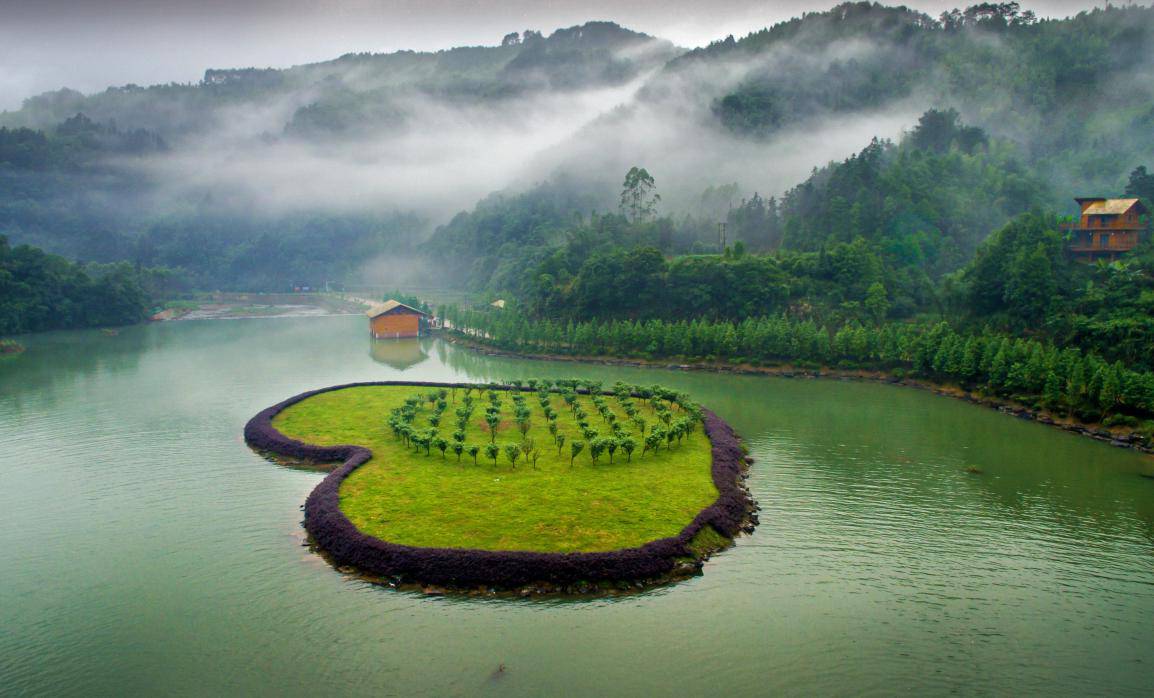 广西蒙山长坪"水韵瑶寨"清凉舒爽风景美