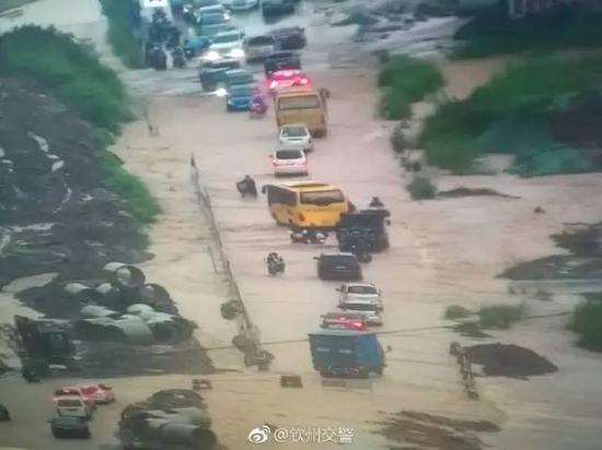 ▲由于暴雨天气，钦州市区部分路口有积水。