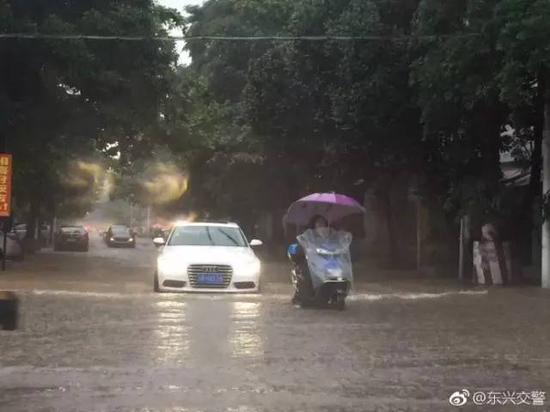 ▲东兴市辖区连夜下雨，辖区部分路段出现积水。