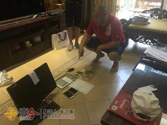 涉嫌网络赌博嫌疑人陆某杰指认其作案工具。