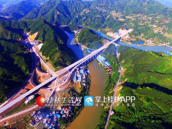 无人机航拍正在建设的桂林至三江高速公路龙胜段。被誉为“串起桂北最美风景带”的桂林至三江高速公路主线长137公里,力争今年实现竣工通车。通讯员潘志祥 摄