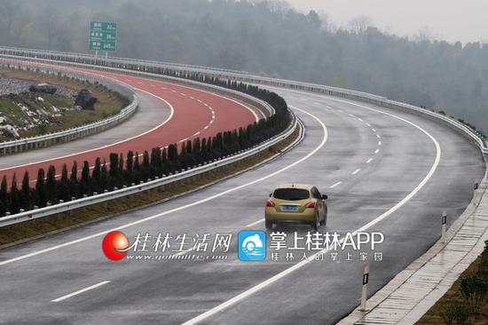 车辆在灌阳至凤凰高速公路上行驶。通讯员王滋创 摄