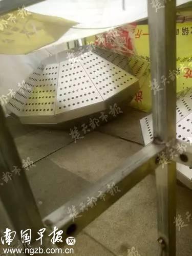 ▲图为事发处已经被封锁,落地灯上无任何警戒标识。