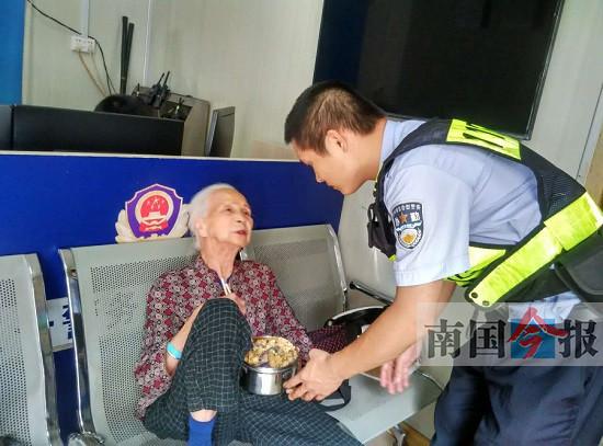 午饭时间到了,民警担心阿婆饿肚子,把自己的午饭让给阿婆吃。 通讯员 马玉忠 摄