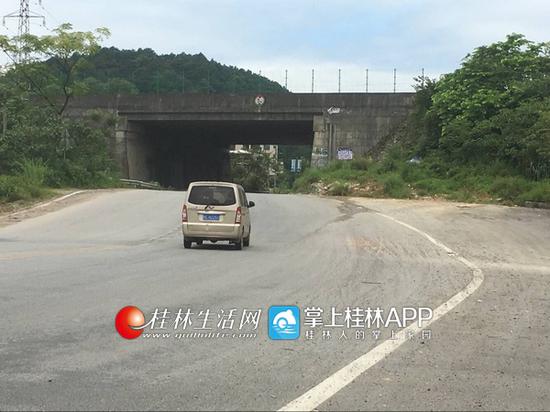 车辆转弯后,进入突然变窄的桥下道路,是发生交通事故的一大隐患。首席记者申艳 摄