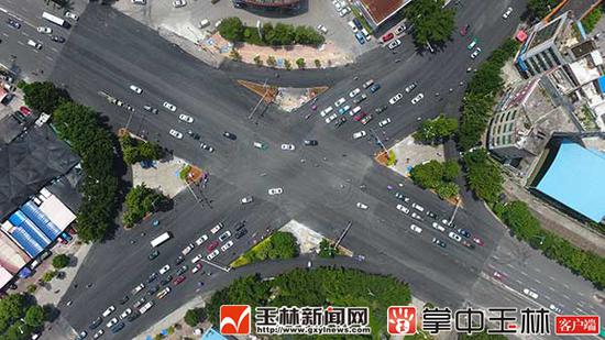 一环北路民主中路路口经过拓宽改造后,车辆有序行驶,改善交通拥堵效果明显