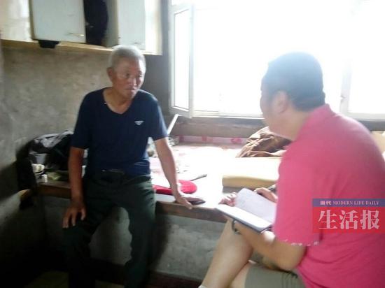 哈尔滨日报记者叶勇(右)在采访烈士谷振忠的侄子谷永清
