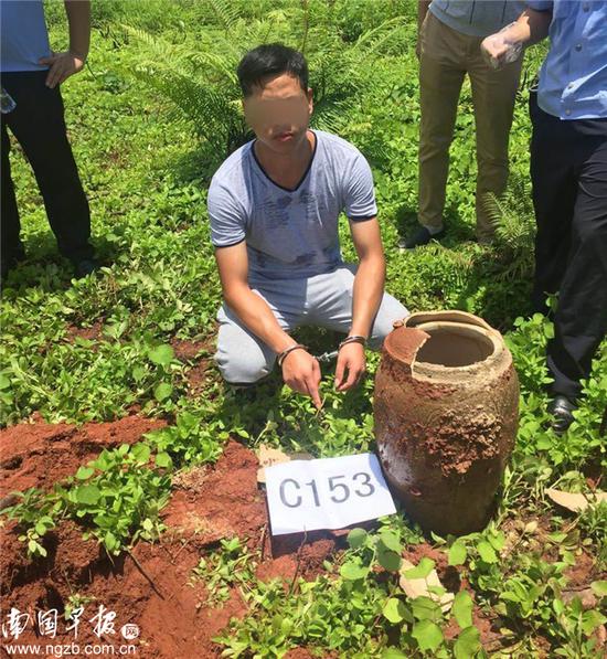 ▲嫌疑人指认造假现场。 黎勇摄