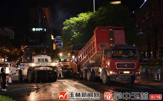 人民东路一环路口维修改造现场,施工人员日夜加班铺设沥青路面。
