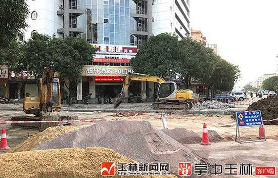 清宁路至城站路沿线风貌改造施工现场堆满改造所需建材,途经车辆需小心行驶。