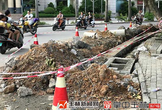 清湾江三桥区域道路维修改造,请车辆经过此路段时小心行驶。