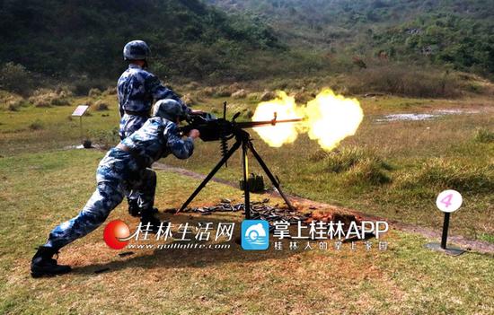 实弹射击训练。