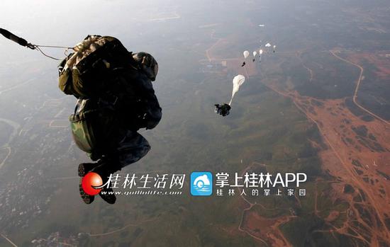 学员们正在进行高空跳伞。