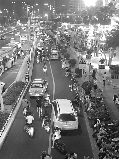 南宁商圈周边电单车、共享单车乱停放屡禁不止