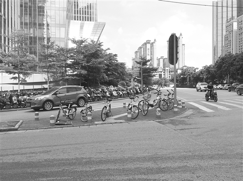 南宁商圈周边电单车、共享单车乱停放屡禁不止