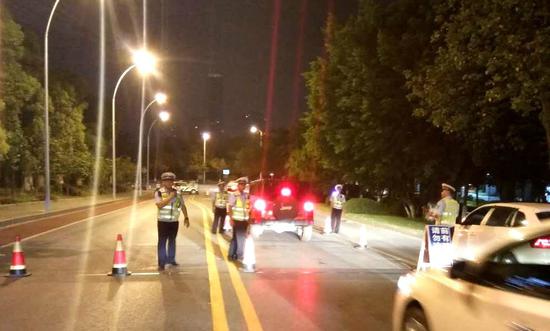 柳州违停一律开单 还有1200个抓酒驾任务?交