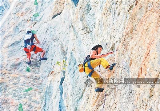 攀岩精英在马山县古零镇三甲屯的悬崖峭壁一决高下。随着各种赛事的连续举办,“旅游+体育”已成为当地经济发展的新动力。黄羽 摄