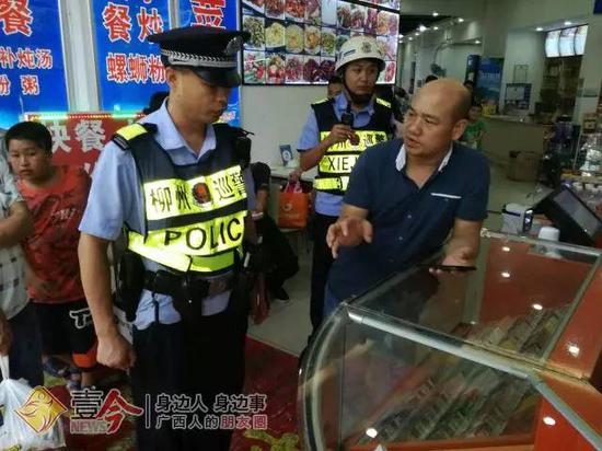 图为餐饮店老板向民警介绍当时的情况