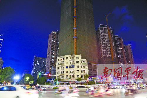 位于北湖明秀路口的这栋危旧房由于各种原因一直没有拆除,与后面已经陆续建成的新楼形成鲜明对比。
