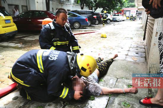 消防官兵正在救治已昏迷的被困人员