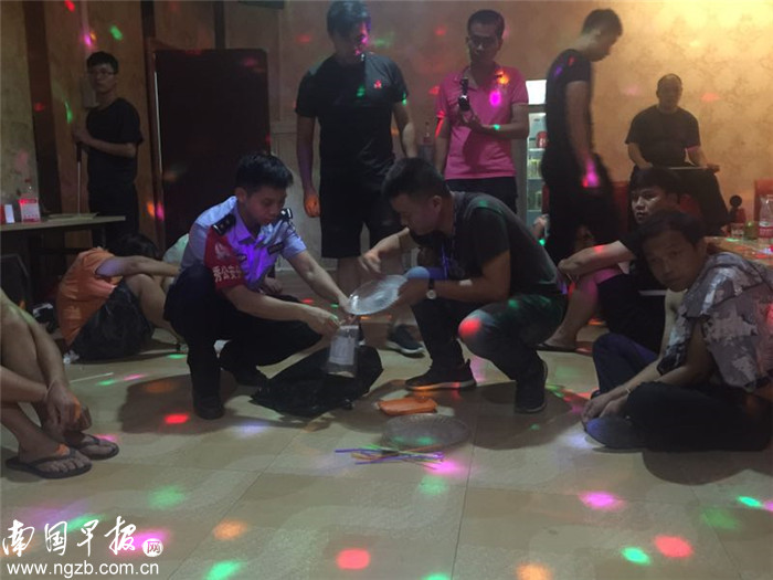 ▲民警当场抓获谭某良等人,并缴获他们制造的麻黄碱。