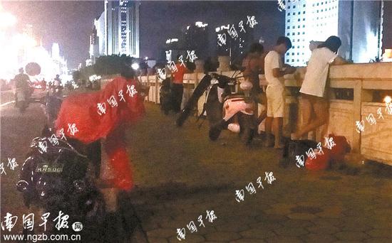 ▲每到晚上,南湖桥就成了钓友的“钓鱼台”。 南国早报记者 何定坚摄
