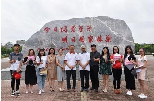 广西培贤国际职业学院董事长何厚煌的教育情怀